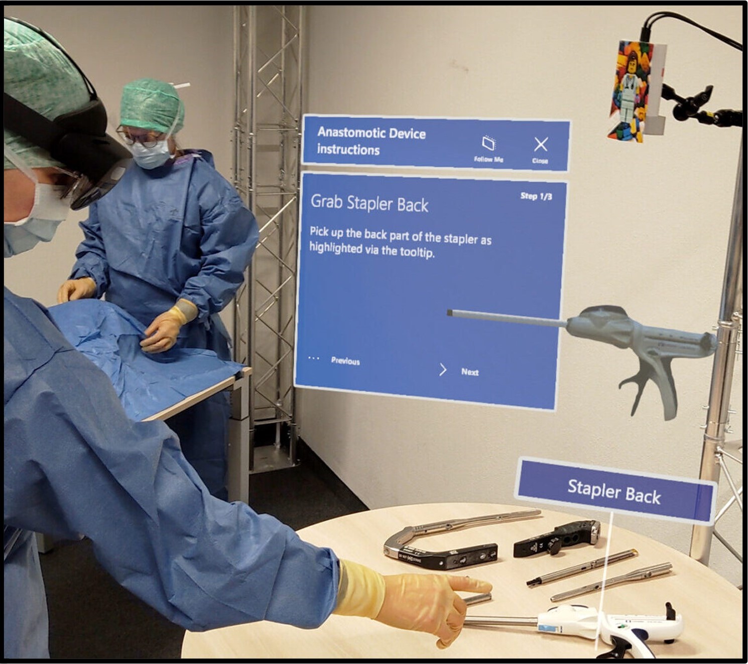 Ärzte in einem OP Saal die auf einen Bildschirm mit Daten schauen