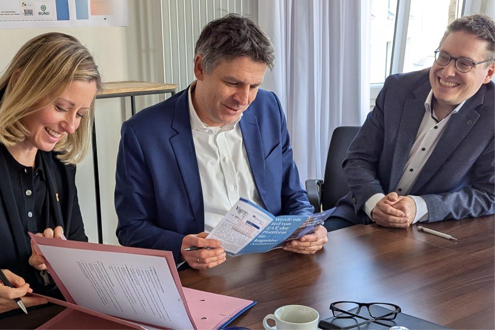 Bürgermeisterin Julia Zupancic, Prof. Dr. Oliver Locker-Grütjen (Präsident der HSRW) und Prof. Dr.-Ing. Christian Ressel (Projektleitung ZAT an der HSRW) unterzeichnen die gemeinsame Absichtserklärung zur strategischen Zusammenarbeit