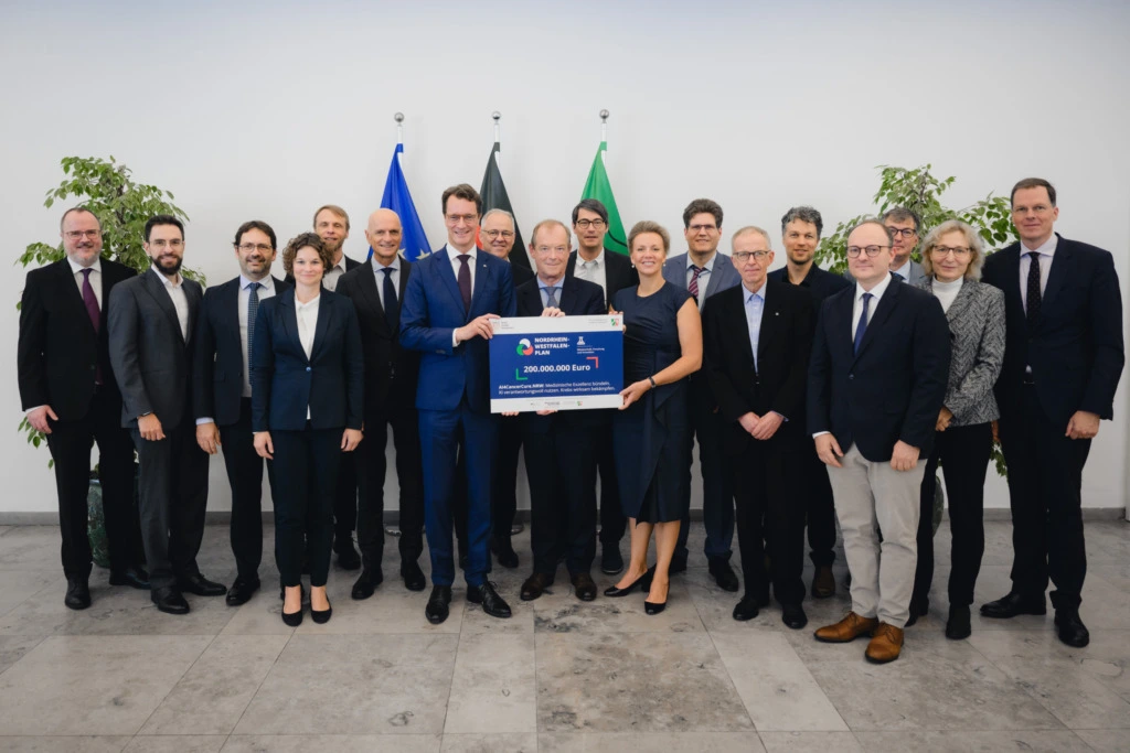 Übergabe der Förderzusage für das Konsortium AI4CancerCure.NRW durch NRW-Wissenschaftsministerin Ina Brandes (8. v. re.) und NRW-Ministerpräsident Hendrik Wüst (7. v. li.) (© Land NRW / Marius Becker) Übergabe der Förderzusage für das Konsortium AI4CancerCure.NRW
