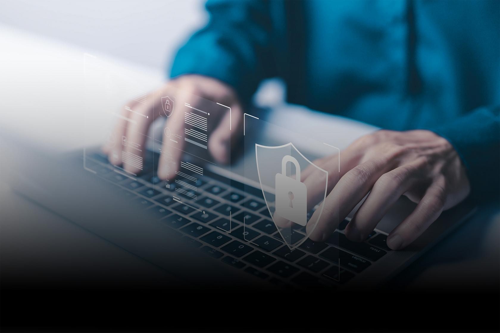 Datenschutz im ÖGD ©mybreev Eine Nahaufnahme von Händen, die auf einer Laptop-Tastatur tippen. Über den Händen schwebt ein futuristisches Overlay, das ein digitales Vorhängeschloss innerhalb eines Schild-Umrisses zeigt, flankiert von Linien und Datenpunkten, die Datensicherheit und Verschlüsselung symbolisieren.