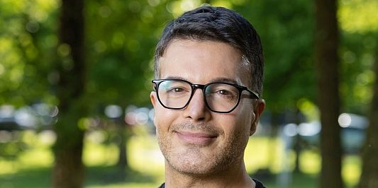 Direktor der Klinik für Psychosomatische Medizin und Psychotherapie im LWL-Universitätsklinikum Bochum, Prof. Georgios Paslakis. Bild: LWL/Dietmar Wäsche Porträt eines Mannes