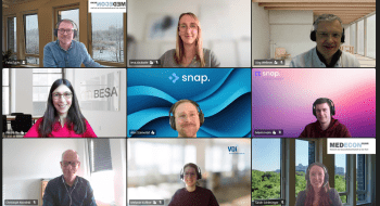 Halbzeit erfolgreich erreicht Online-Meeting mit 9 Kacheln. In jeder Kachel ist das Gesicht einer anderen Person zu sehen