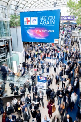 Foto einer Messehalle mit vielen Menschen und einem Schriftzug zur Medica 2024