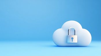 Cybersecurity Eine minimalistische 3D-Illustration einer weißen Wolke mit einem geschlossenen, silbernen Vorhängeschloss im Zentrum, freigestellt auf einem hellblauen Hintergrund.